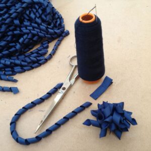 School hair accessories navy korker clip